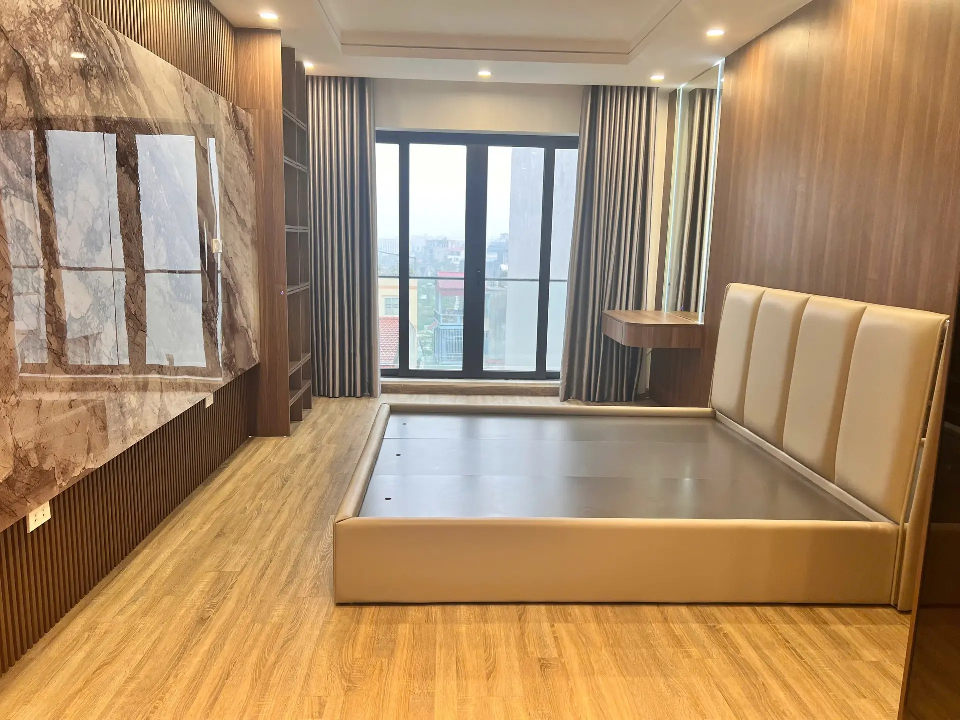 Vỉa hè ô tô tránh tư đình long biên hà nội cầu thang máy fun nội thất 50m2