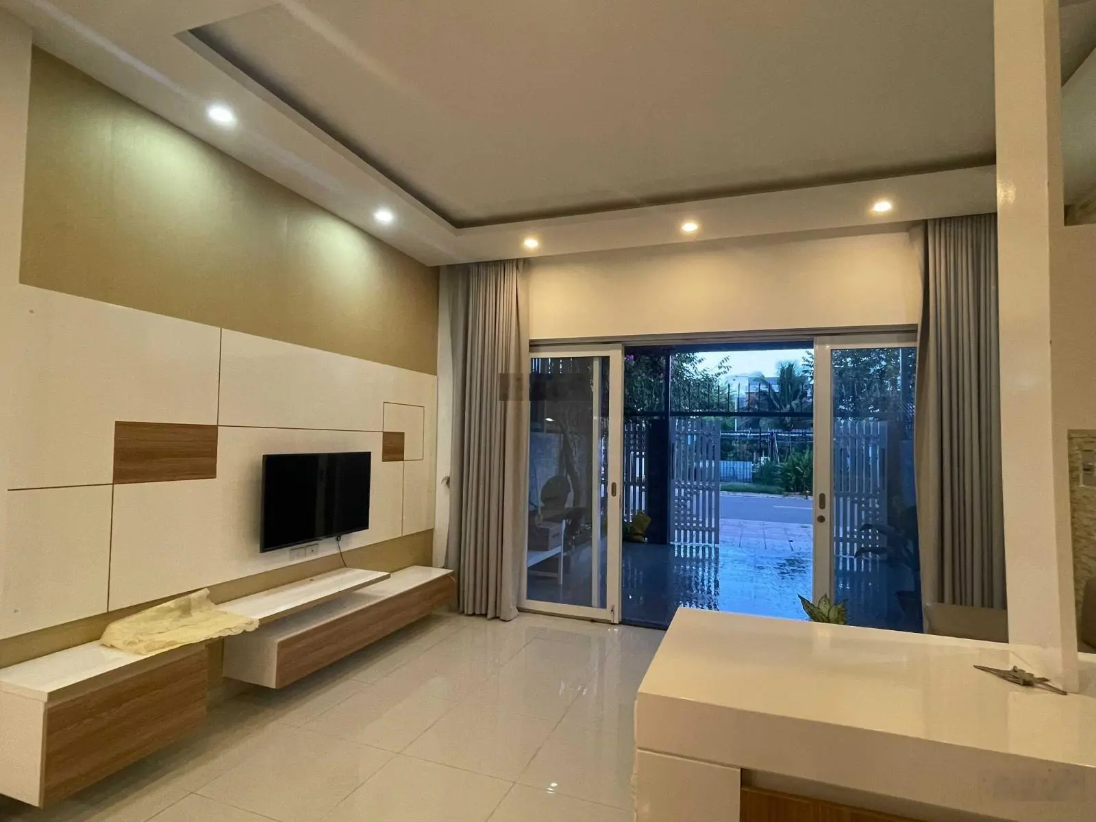 Nhà 3 tầng KĐT Mỹ Gia có sổ hồng chỉ 6,2 tỷ full nôị thất. LH: 0931 800 ***