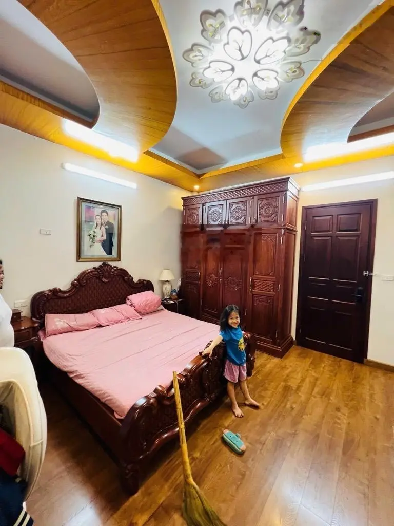 Ttcầu giấy - ô tô đỗ cổng - nhà dân xây - full nội thất - sổ đẹp - nhỉnh 9 tỷ.