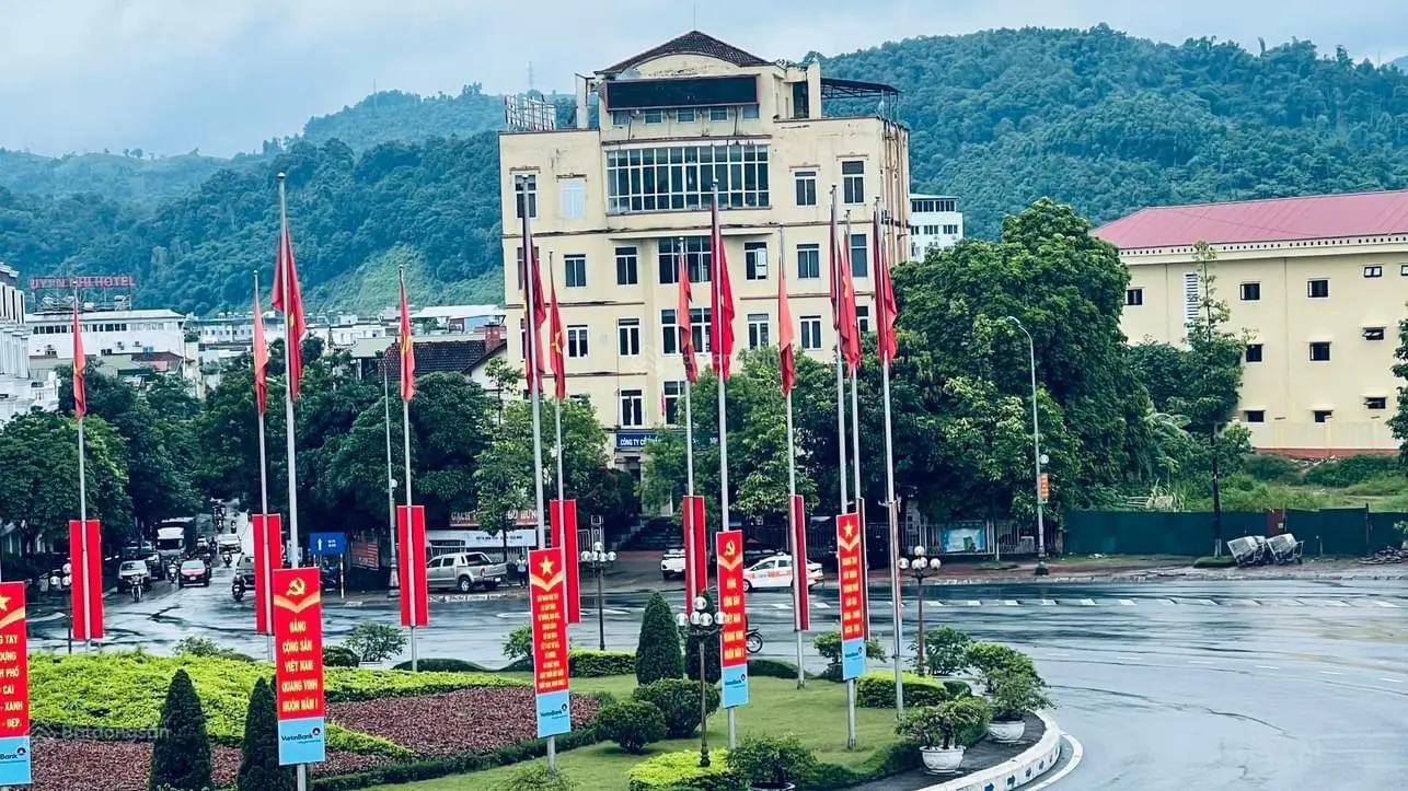 Bán lô đất rộng thích hợp kinh doanh nhà hàng khách sạn giữa trung tâm ngã 6 Kim Tân Lào Cai