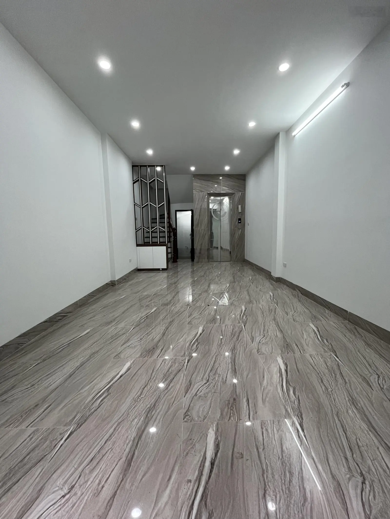 Bán nhà Thạch Bàn Long Biên ô tô 40m2 x 6 tầng thang máy full nội thất