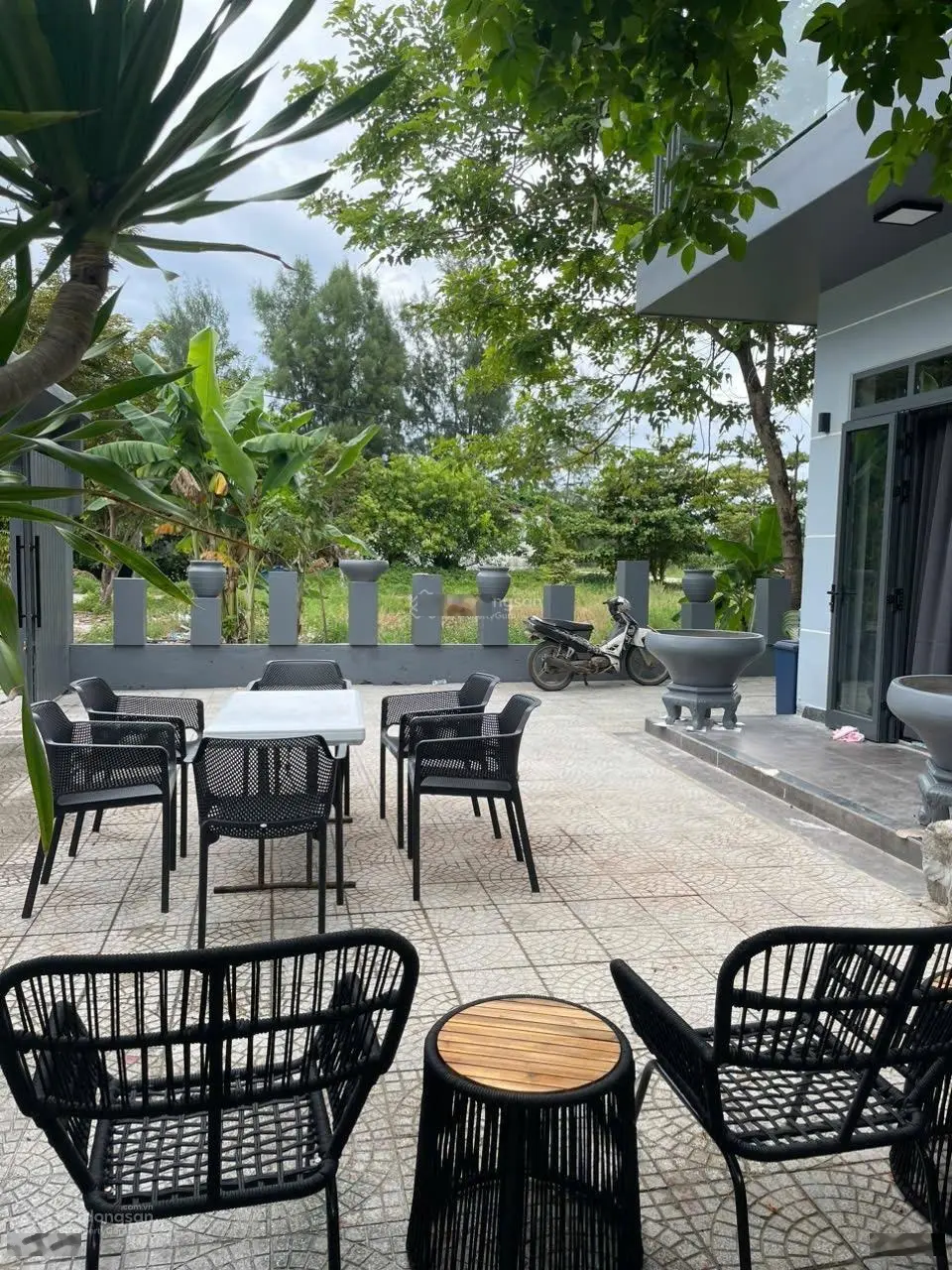 Nhà sân vườn view đầm ngay thị trấn Lăng Cô tuyệt đẹp, ngang rộng 12m, full nội thất