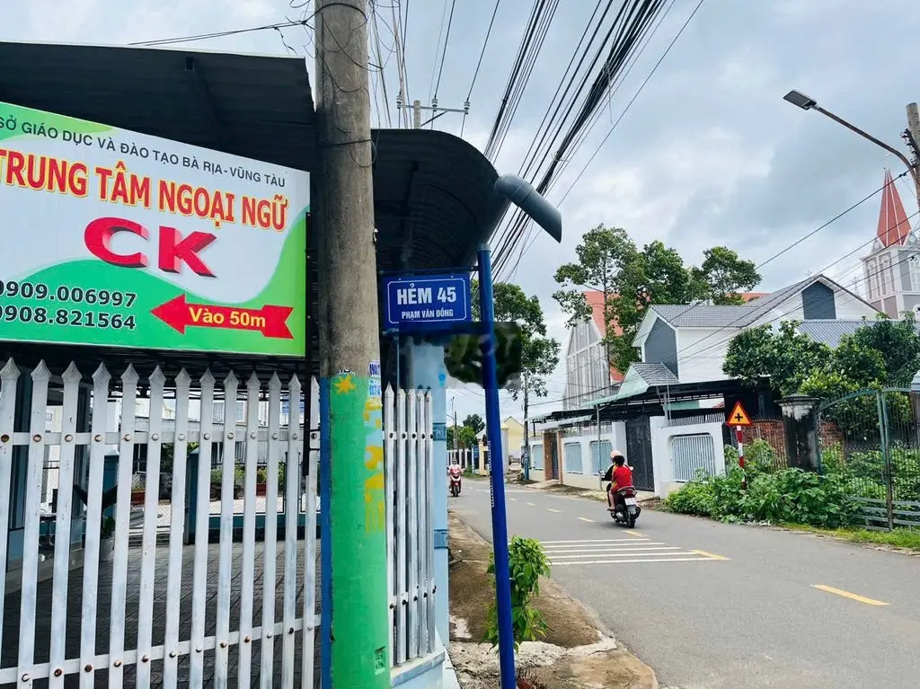 bán đất cạnh nhà thờ đất đỏ,xung quanh đầy đủ các tiện ích,giá 1 tỷ050