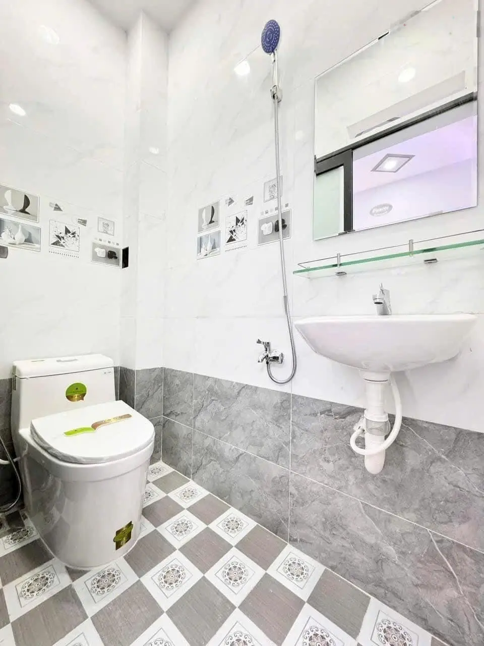 Chính chủ bán nhà Tân Vĩnh, Quận 4. Giá 4,4 tỷ. DT 68m2 (4x17m). Đường trước nhà 4,5m