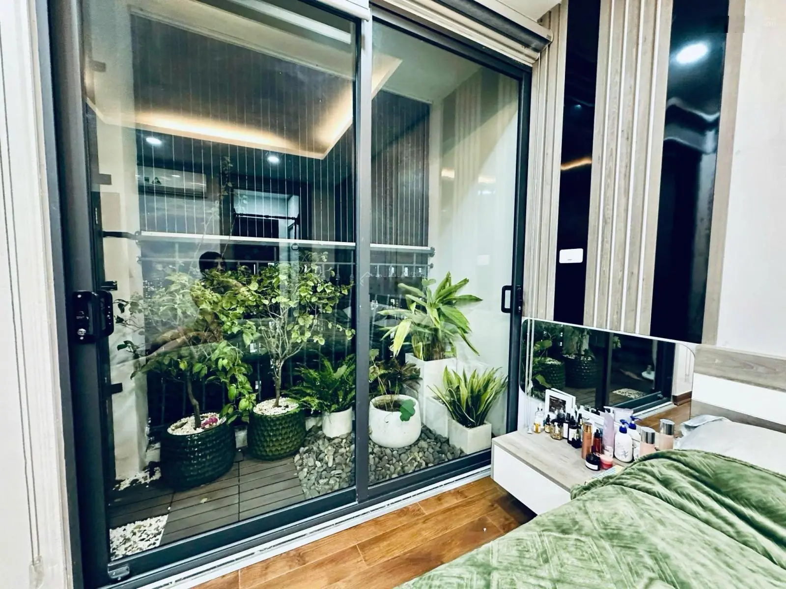 Căn hộ 2 phòng ngủ 74m2, có slot ô tô để hầm, nhà đẹp chưa sửa LH 0985 920 ***