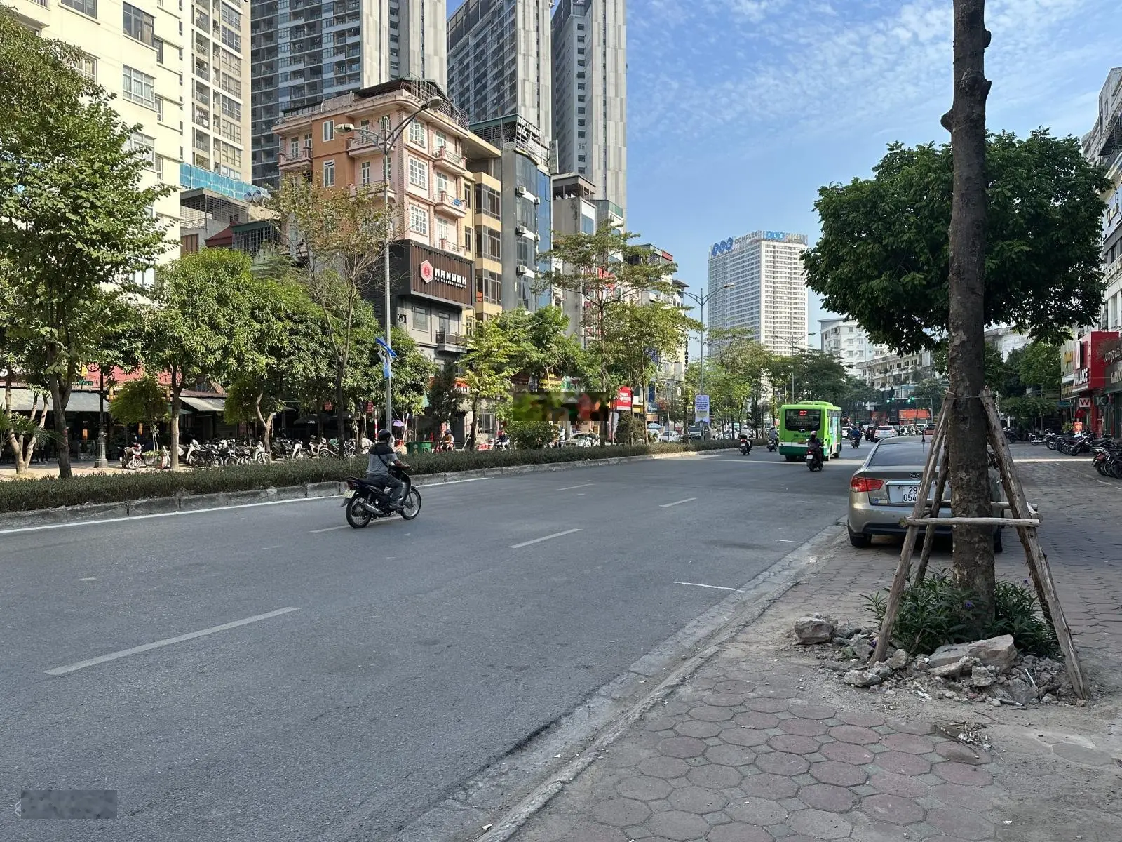 40 tỷ có siêu phẩm MP Nguyễn Trãi 130m2 8T MT 4.5m vỉa hè đá bóng dòng tiền đang cho thuê 200tr/th
