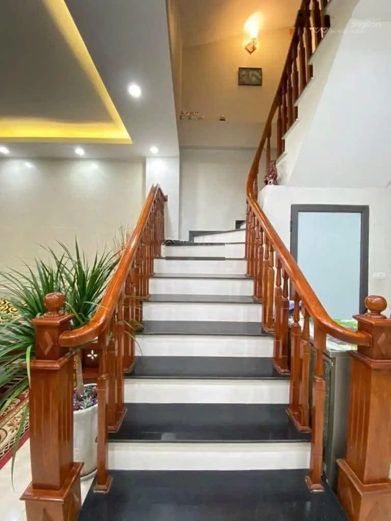 Bán nhà dân xây Ngô Gia Tự, Long Biên 50m2 x 4 tầng, nội thất mới, ở sướng.