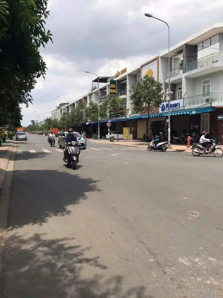 Bán nhà mặt tiền đường N1 D2D, nhà 1 trệt 2 lầu, giá 13.5 tỷ giả rẻ nhất hiện nay
