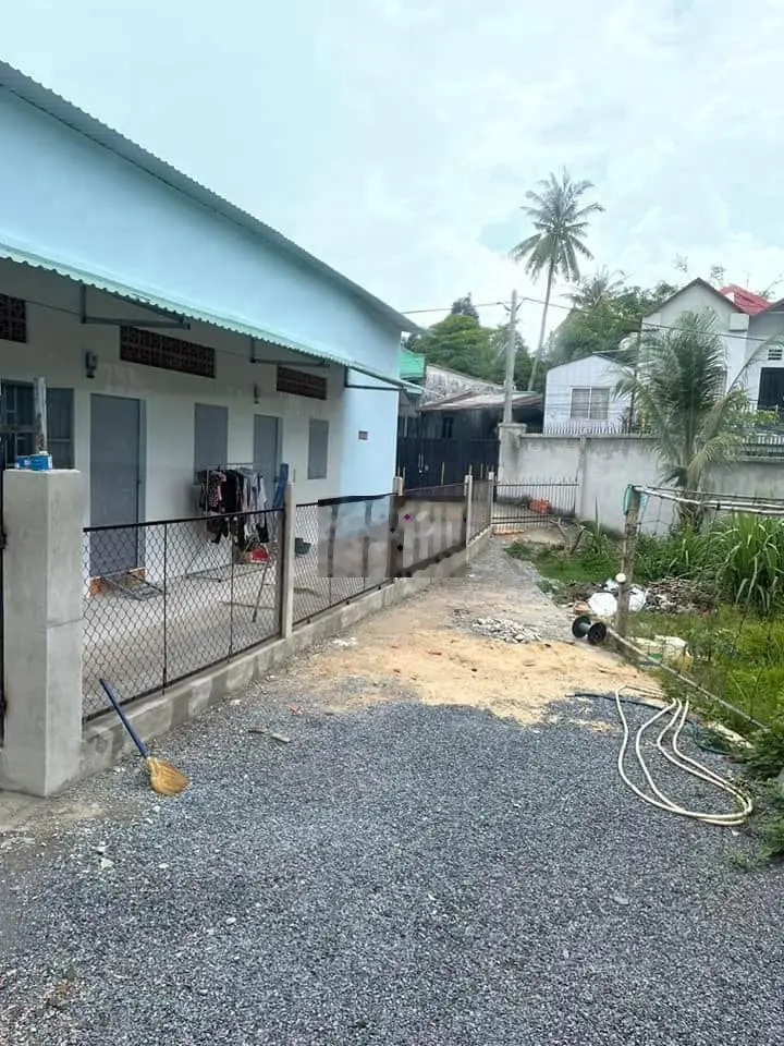 Cần bán gấp dãy trọ gần KCN Đại Đăng, 10 phòng, 230m2/1,26 tỷ, SHR