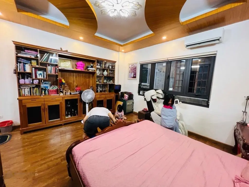 Ttcầu giấy - ô tô đỗ cổng - nhà dân xây - full nội thất - sổ đẹp - nhỉnh 9 tỷ.