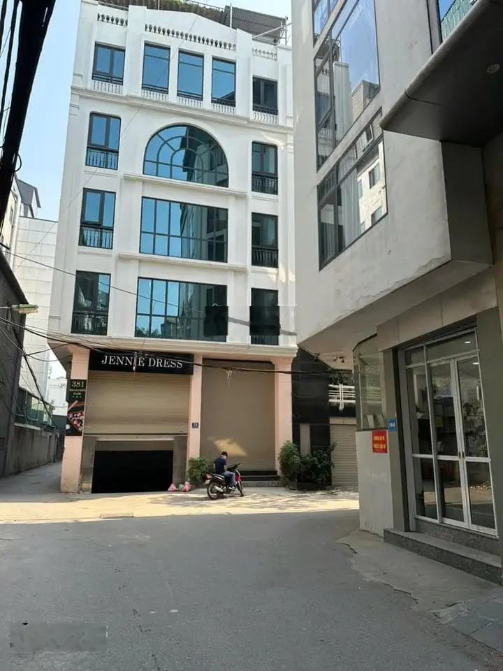 Hàng hot! bán nhà 120m2, 38 tỷ tại đường nguyễn khang, 8 pn, 4 wc, 3 tầng
