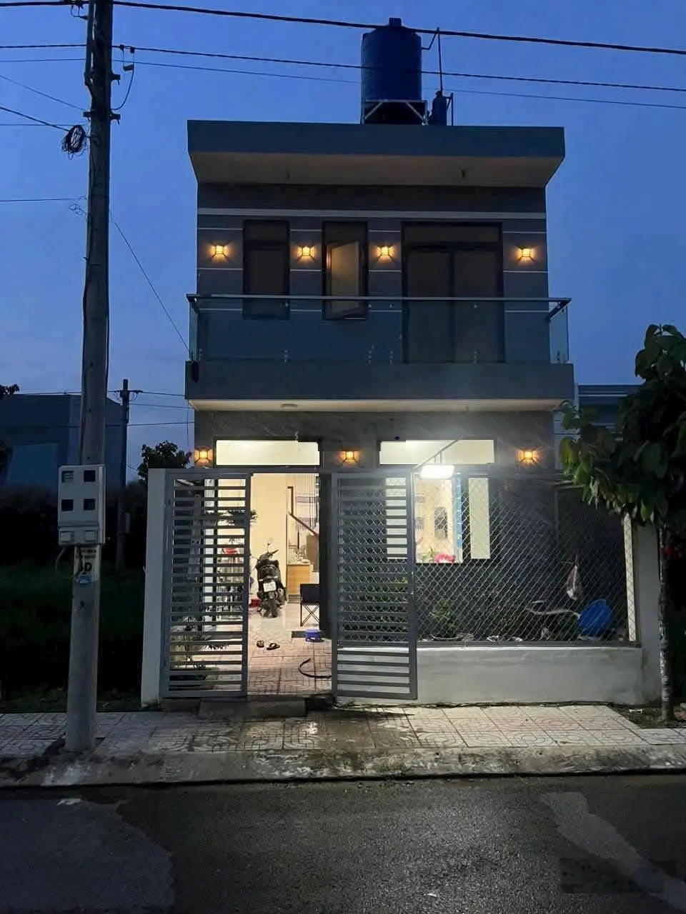 Bán gấp nhà ngay chợ Bình Chánh, Đường Hoàng Phan Thái 5x23,58m. Đang cho thuê 12tr/1th (SHR)