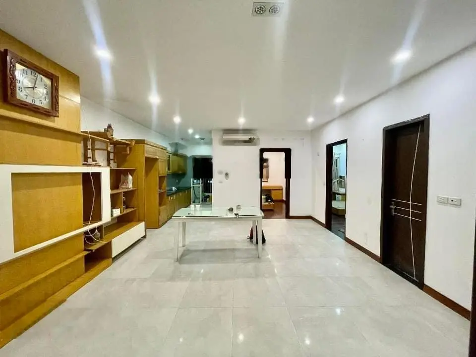 Bán gấp căn hộ 3 ngủ chung cư 125D minh khai.tầng trung,hướng mát,nhà đẹp+ 2 logia,giá thương lượng