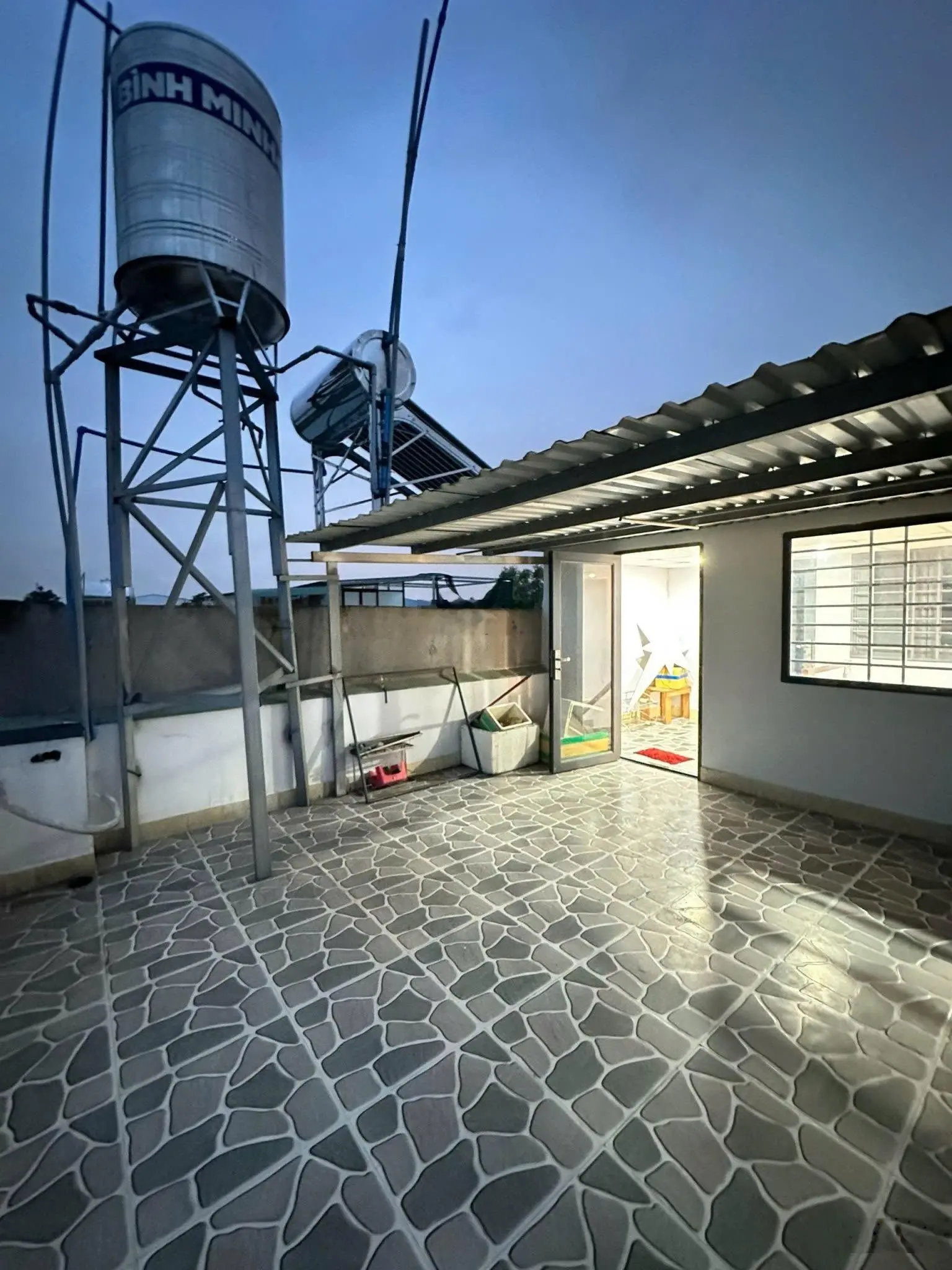 Bán gấp nhà riêng 1 lầu 1 trệt 1 tum, 2PN, 2WC, 70m2 tại KDC, Tân Bình, Dĩ An, giá cực chất 3,65 tỷ