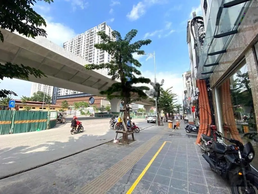Mặt phố Phạm Văn Đồng - Lô góc vỉa hè rộng - Nhà 4 tầng kinh doanh - Xây building cực đỉnh