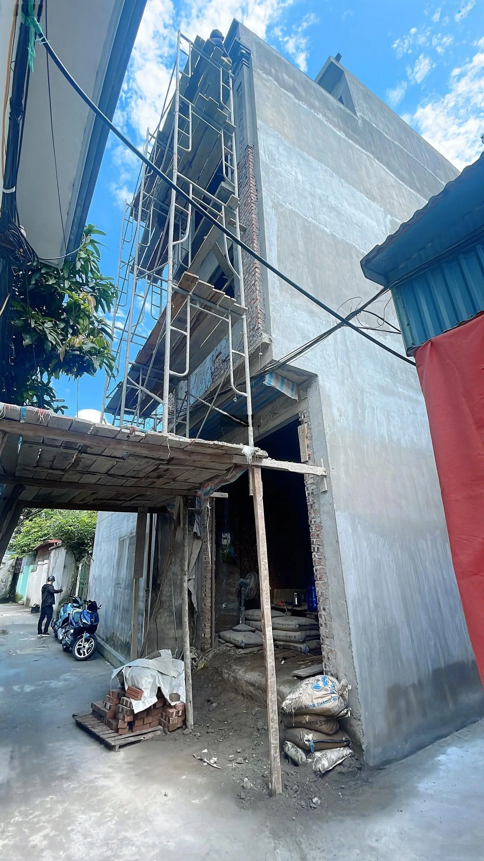Nhà 4 tầng lô góc độc lập, ô tô đỗ thoải mái cách nhà mấy bước chân tại Aeon