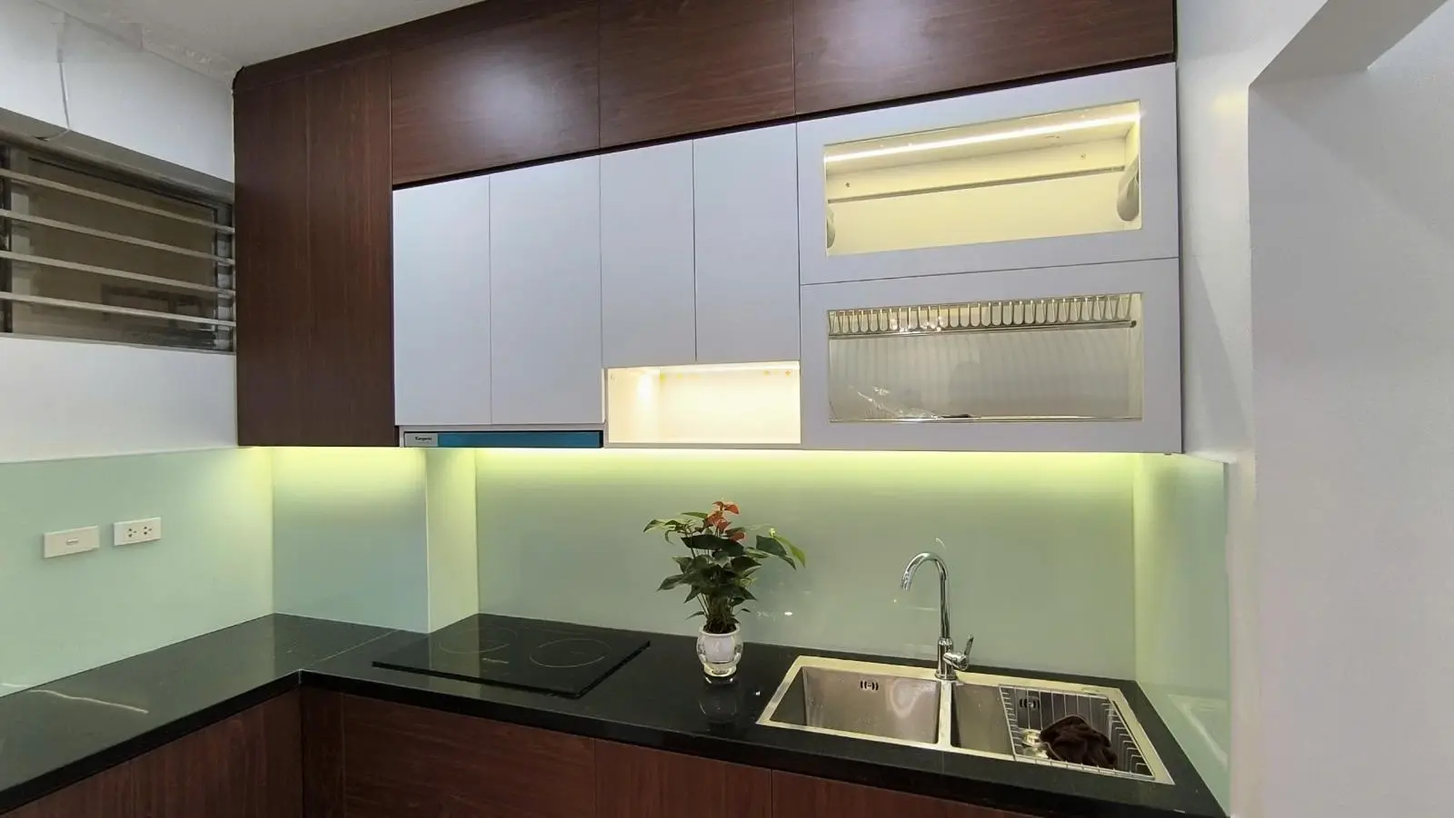 (Nhà đẹp) bán căn hộ tại dự án: C2 - Nguyễn Cơ Thạch 2PN + 1 2VS, 82m2, full nội thất, BC Đông Nam