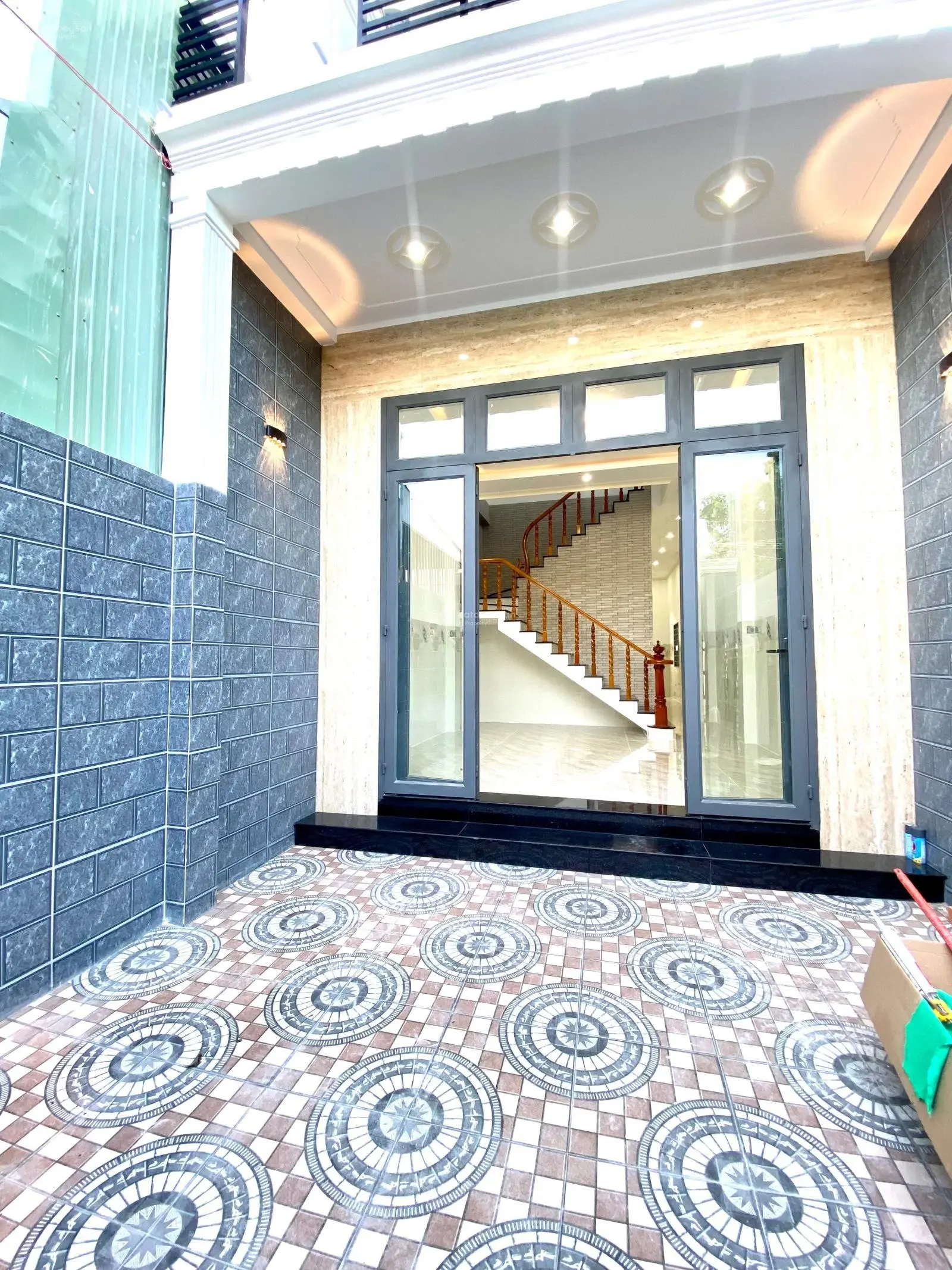 Bán nhà lầu mới 100% sổ hồng hoàn công DT 4,6 x 19 có sân đậu oto nhà gần chợ bình thủy giá 9 chủ