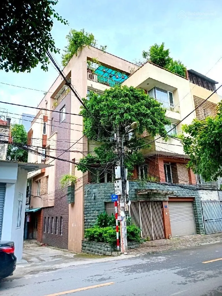 Cần bán gấp biệt thự đrpj nhất phố , diện tích rộng, kinh doanh buôn bán gì cũng ra tiền.