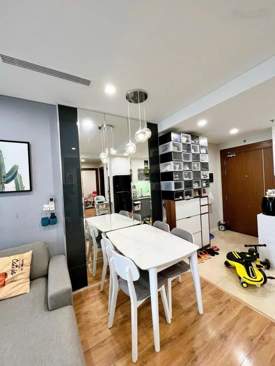 Bán căn 2PN tại The Legend diện tích 64m2 có ban công full nội thất giá 5 tỷ