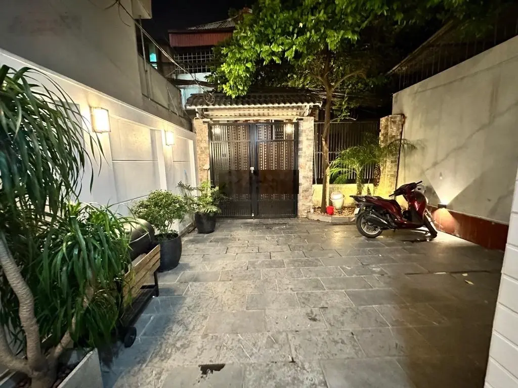 Mặt ngõ thông - ô tô vào nhà - nhà đẹp - mặt tiền rộng - 2 thoáng - xây CCMN toà nhà VP - tương lai