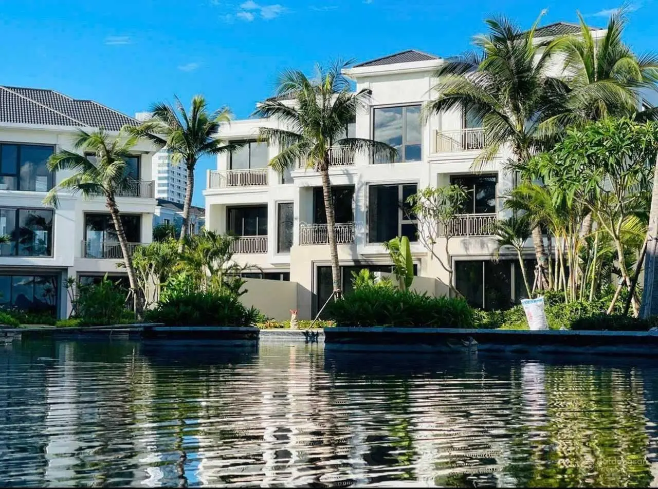 Biệt thự chạm cát - view Vịnh Hạ Long - sở hữu lâu dài. LH: 0915 069 ***