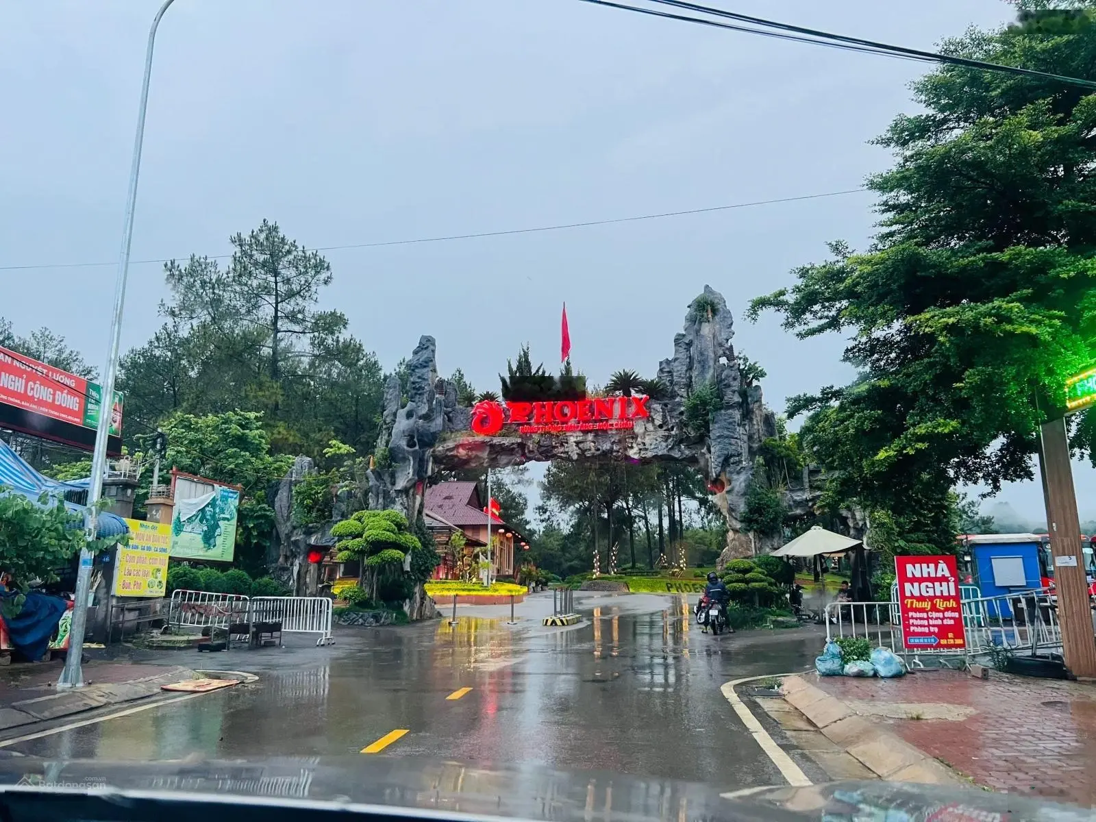 CC bán đất rừng thông Bản Áng, Mộc Châu, Sơn La, 2.100m2. MT 35m, full thổ cư, đường to KD sầm uất