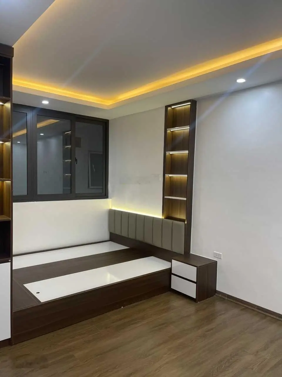 Gia đình tôi thiện chí bán căn tập thể Nghĩa Tân, DT sổ 40.5m2, sử dụng 85m giá 3.48 tỷ: 0936 071 ***