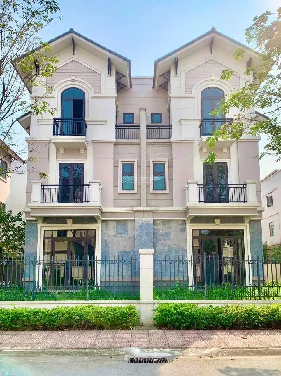 Biệt thự 135m2 giá hơn 8 tỷ tại đô thị Centa Vsip, cách Hồ Gươm 12km, cơ hội đầu tư lời gấp 3