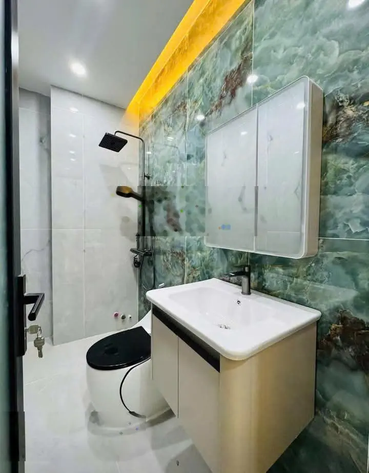 Kẹt tiền bán gấp nhà ngay mặt tiền Đường Cao Thắng-P.3-Quận 3.Giá 3tỷ760/80m2.Đang cho thuê 26triệu