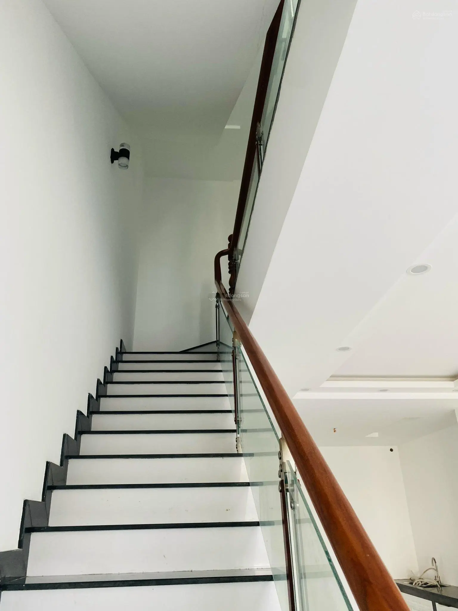 Nhà phố liền kề mới - tiện kinh doanh - Nhà 2 lầu trong khu dân cư Tam Hiệp, Lý Văn Sâm nối dài