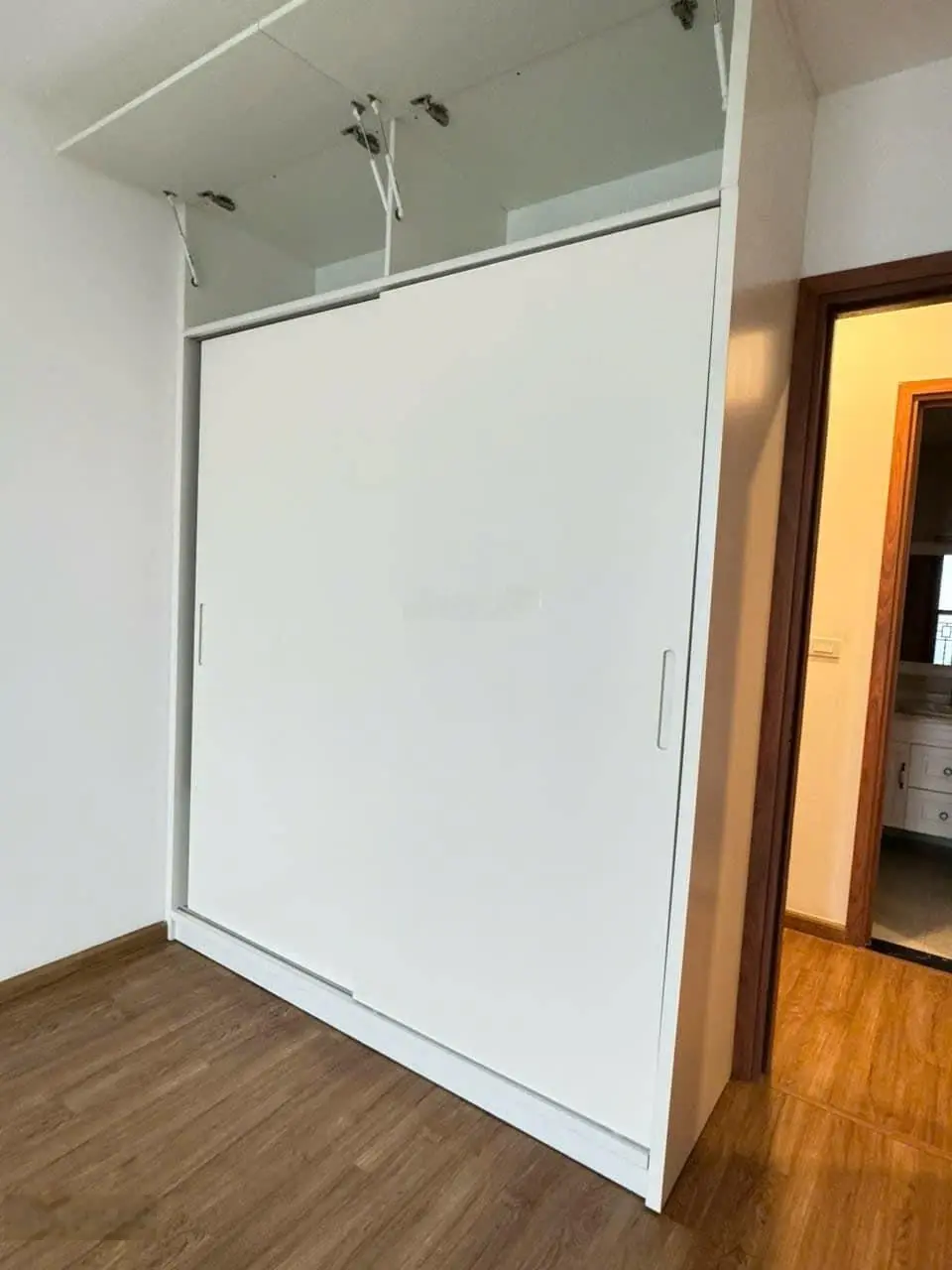 Chính chủ gửi bán gấp căn hộ cao cấp tầng trung, view thoáng mát tại The Emerald, Mỹ Đình. Giá tốt