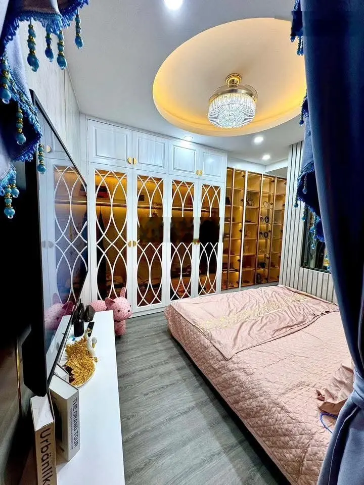 Lương Định Của, Đống Đa. DT 33m² x 4 tầng, MT 3,7m, giá 8,65 tỷ. Nội thất xịn, thang máy nhập khẩu.