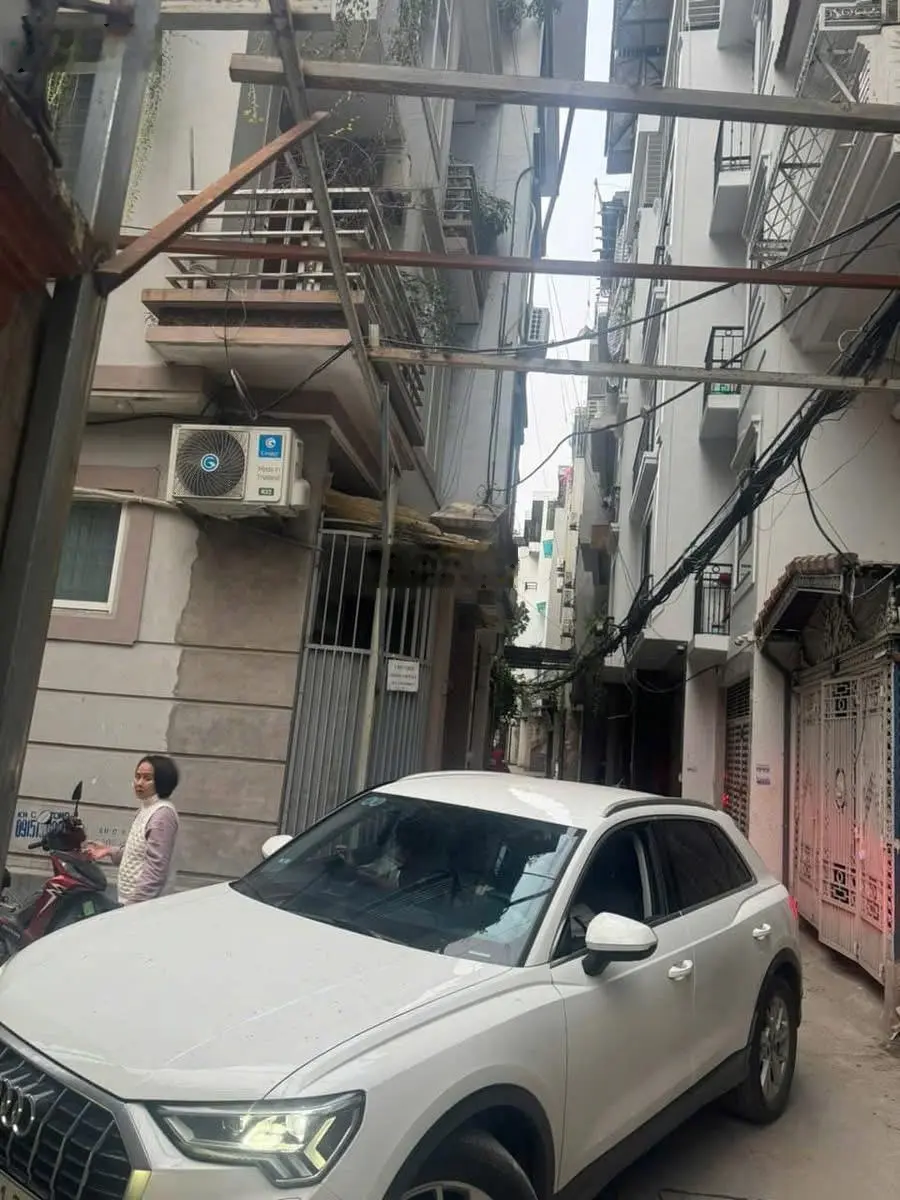 Bán nhà cầu giấy ô tô vào thang máy