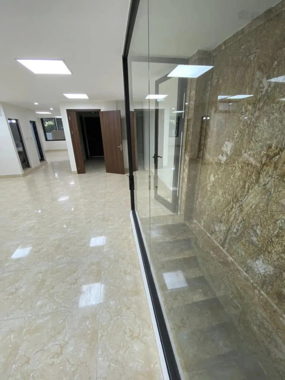 Bán toà văn phòng gara 15 ôtô Nguyễn Trãi, Nguyễn Xiển, dòng tiền 300 triệu, 200m2x10T, giá 55 tỷ