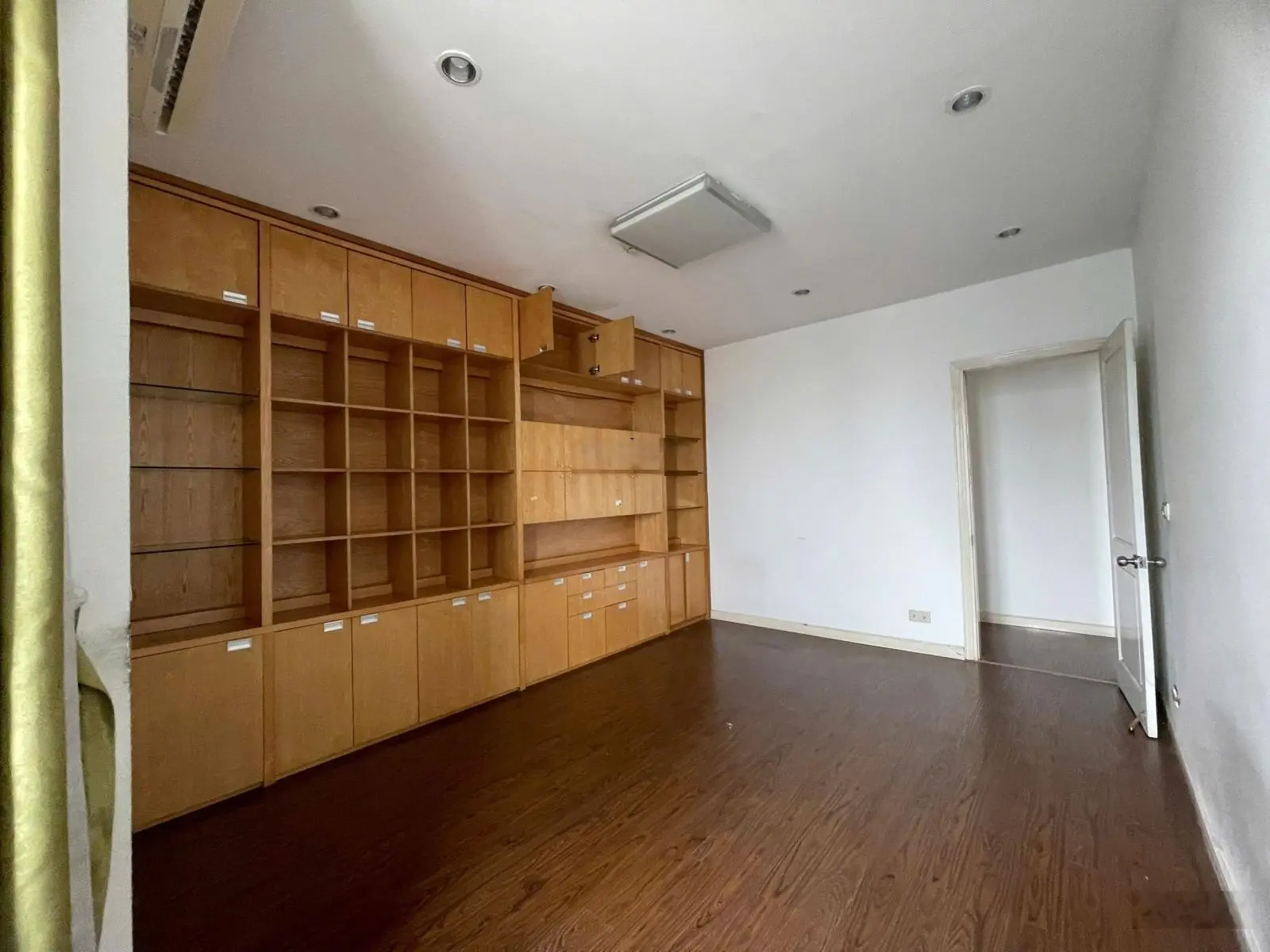 CC Trung Yên Plaza. Số 1 Trung Hòa, Sđ 193m, 3PN, 3VS, 1Kho, 3BC. Giá thu 52tr. Sđcc. 0974 687 ***