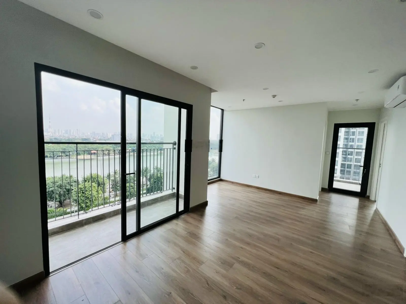 Bán lỗ căn góc 2PN + 65m2, giá chỉ 4,2 tỷ bao phí, toà G3 tầng thấp, trục 10, The Sola Park