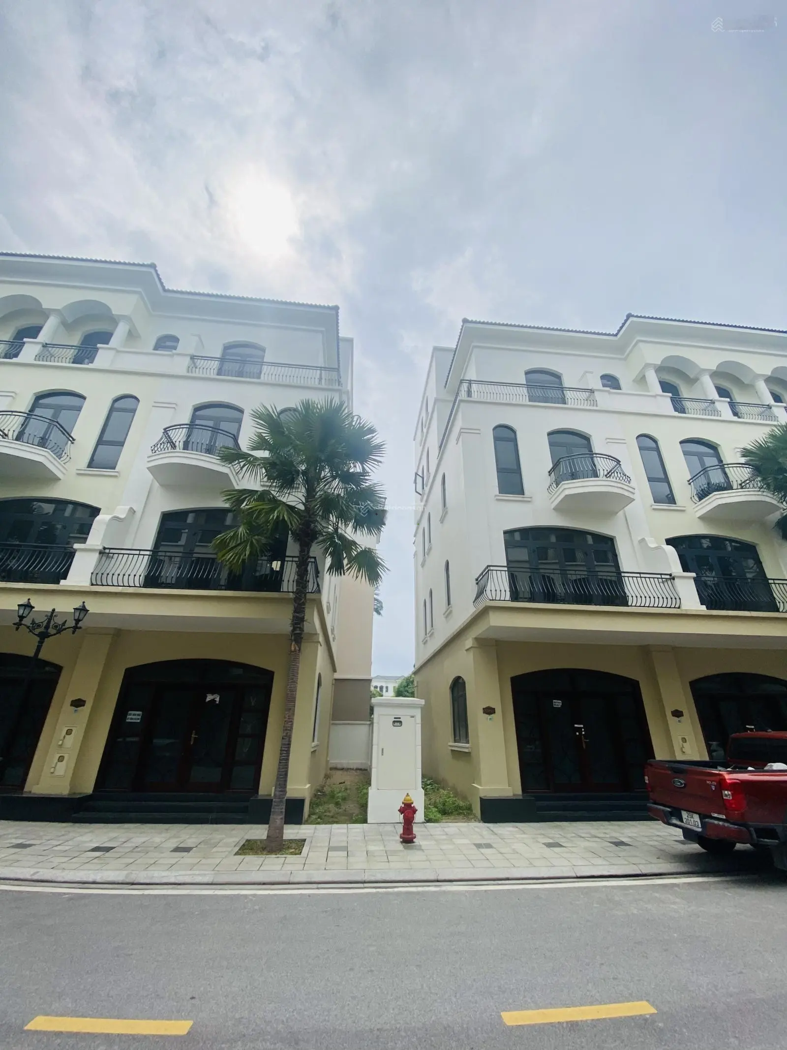 Bán xẻ khe 91 m2, Chà Là. Hướng Tây Bắc. Gần công viên, khu chung cư. Đã có sổ đỏ. Giá hơn 10 tỷ