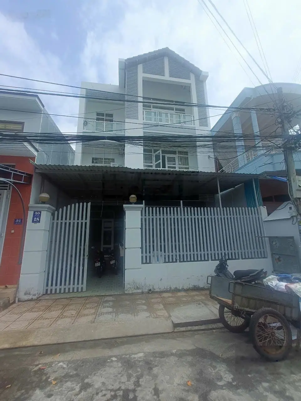 Bán nhà 1 trệt 2 lầu - 9 phòng ngủ - gần biển nha trang