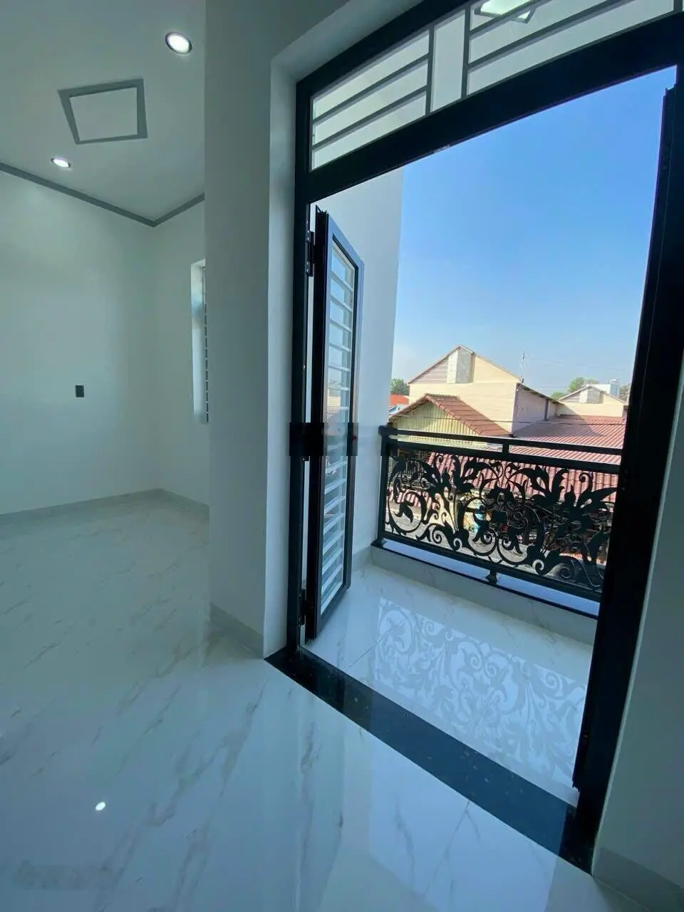 Nhà đẹp 1 trệt 1 lầu lô góc, full nội thất, SHR hoàn công, đường xe hơi thông, gần cầu Hang