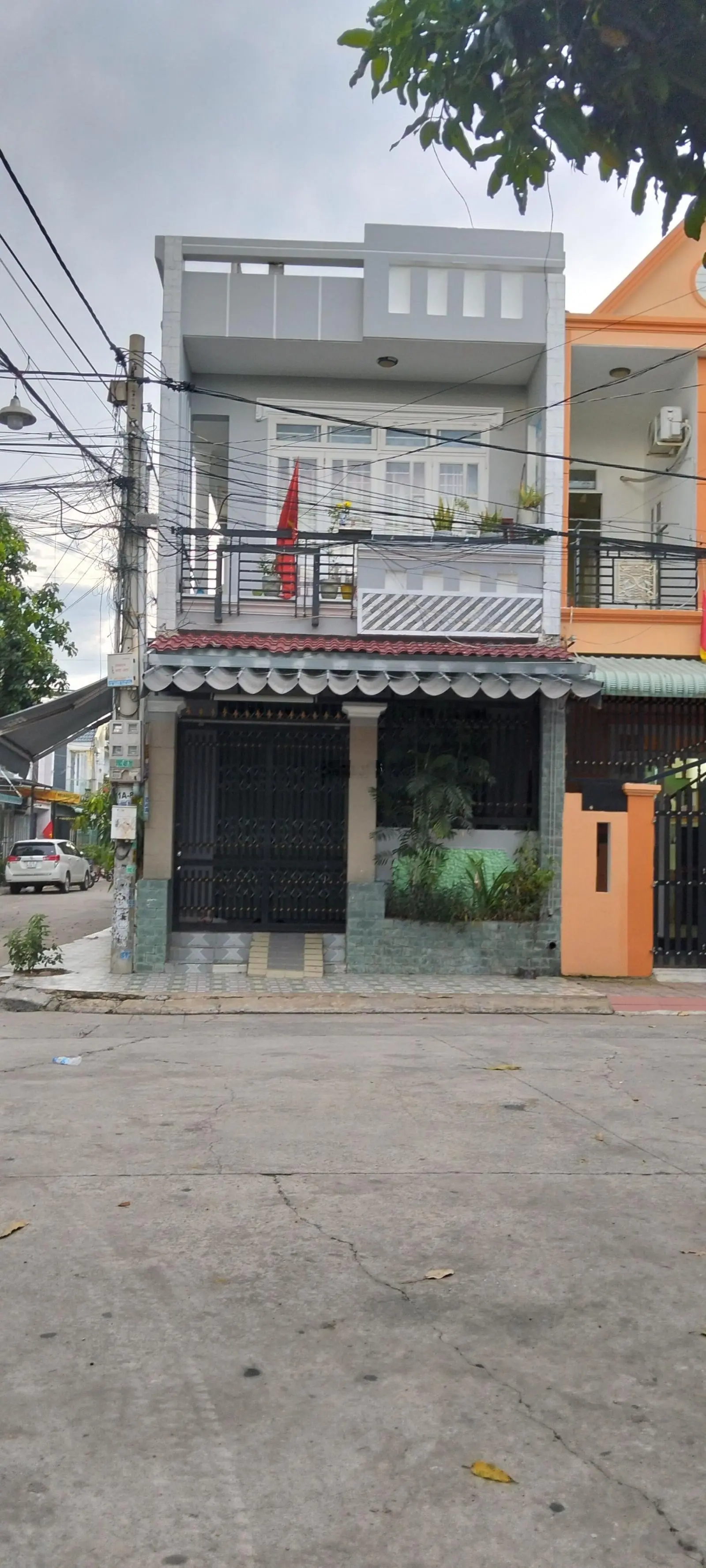 Cần bán gấp nhà đẹp 2 lầu, gần chợ trường học các cấp phường Tân Đông hiệp, DT 60m2 hẻm xe hơi rộng