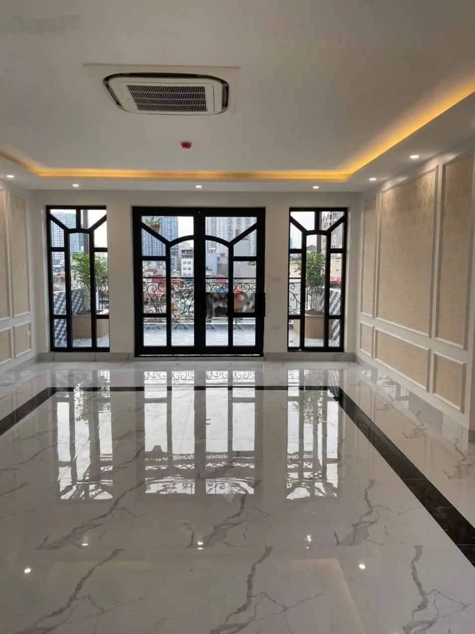 Giá tốt cho đầu tư! Nhà mặt phố Cầu Giấy diện tích 195m2 x 9 tầng thang máy, sổ nở hậu, 64 tỷ. MTG