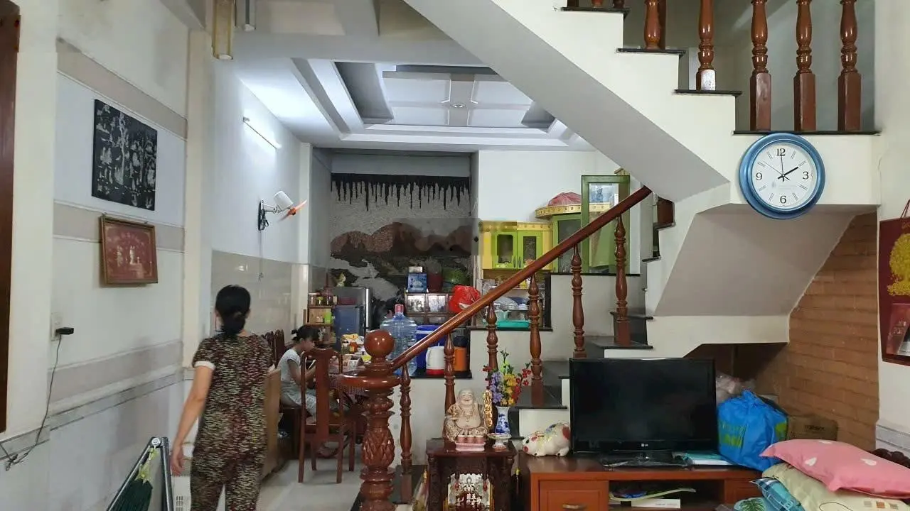 Nhà vị trí rất đẹp, xe hơi trước cửa, quay xe dễ dàng, gần đường lớn, 4m*15m đúc 3 lầu ST 4PN 4WC