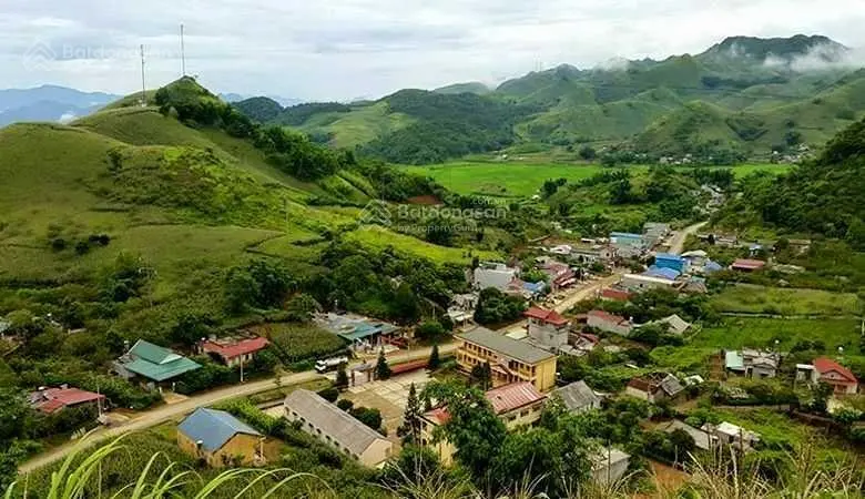 Gia đình muốn bán một phần diện tích đất đang ở cách QL6 ~60m, dân cư đông, view cực kỳ đẹp