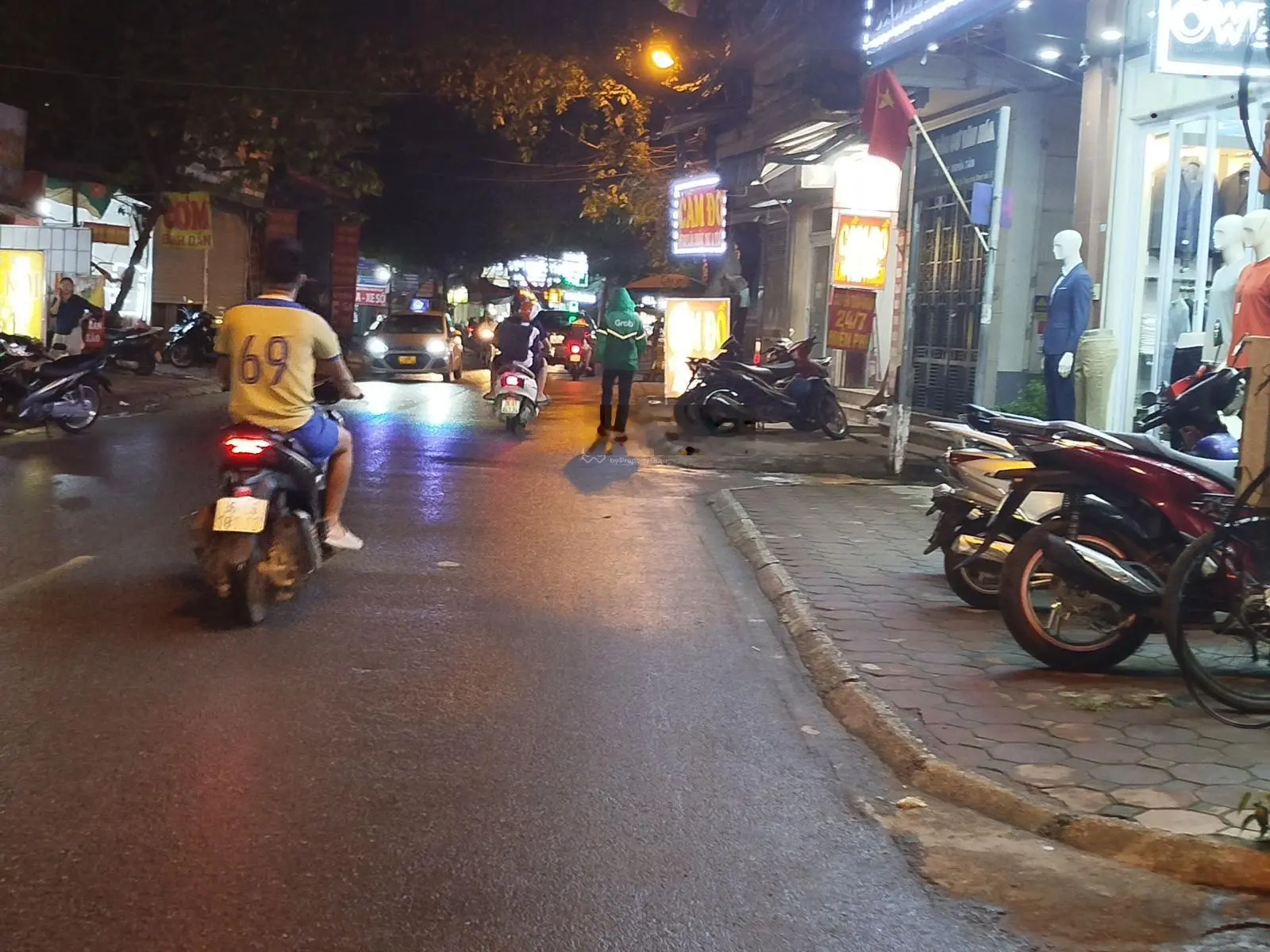 Bán nhà đội cấn - ba đình - ôtô đỗ cửa - ngõ nông rộng 4m - 70m - 3tầng - mt 3,8m - giá 16,5 tỷ.