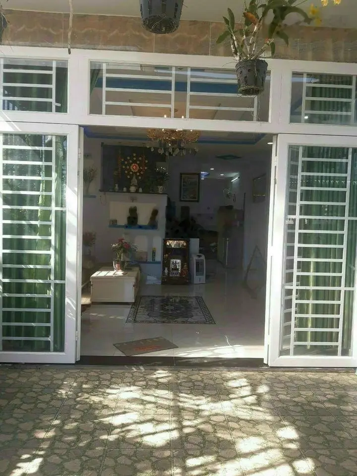 Bán nhà 1 trệt 1 lầu, 90m2, phố Bà Triệu, Thị Trấn Hóc Môn, huyện Hóc Môn, sổ hồng riêng