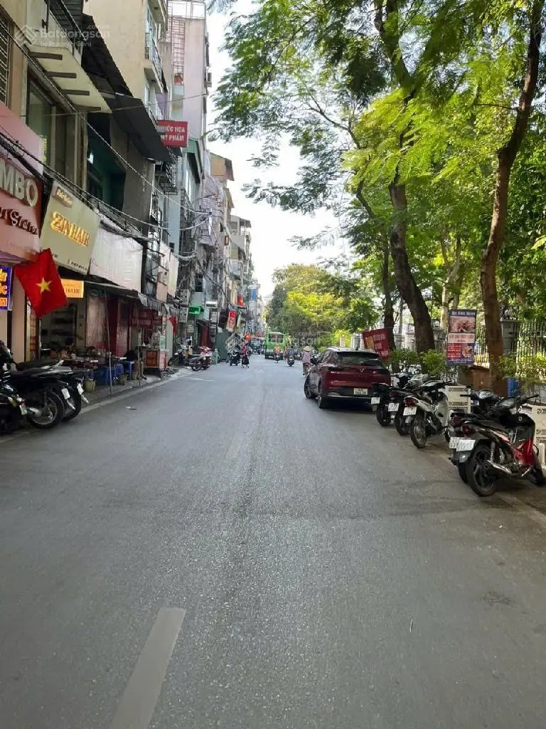 Cần tiền nên bán nhà nằm Phố Đặng Tiến Đông, phố kinh doanh sầm uất ngày đêm, tiện ích ngập tràn