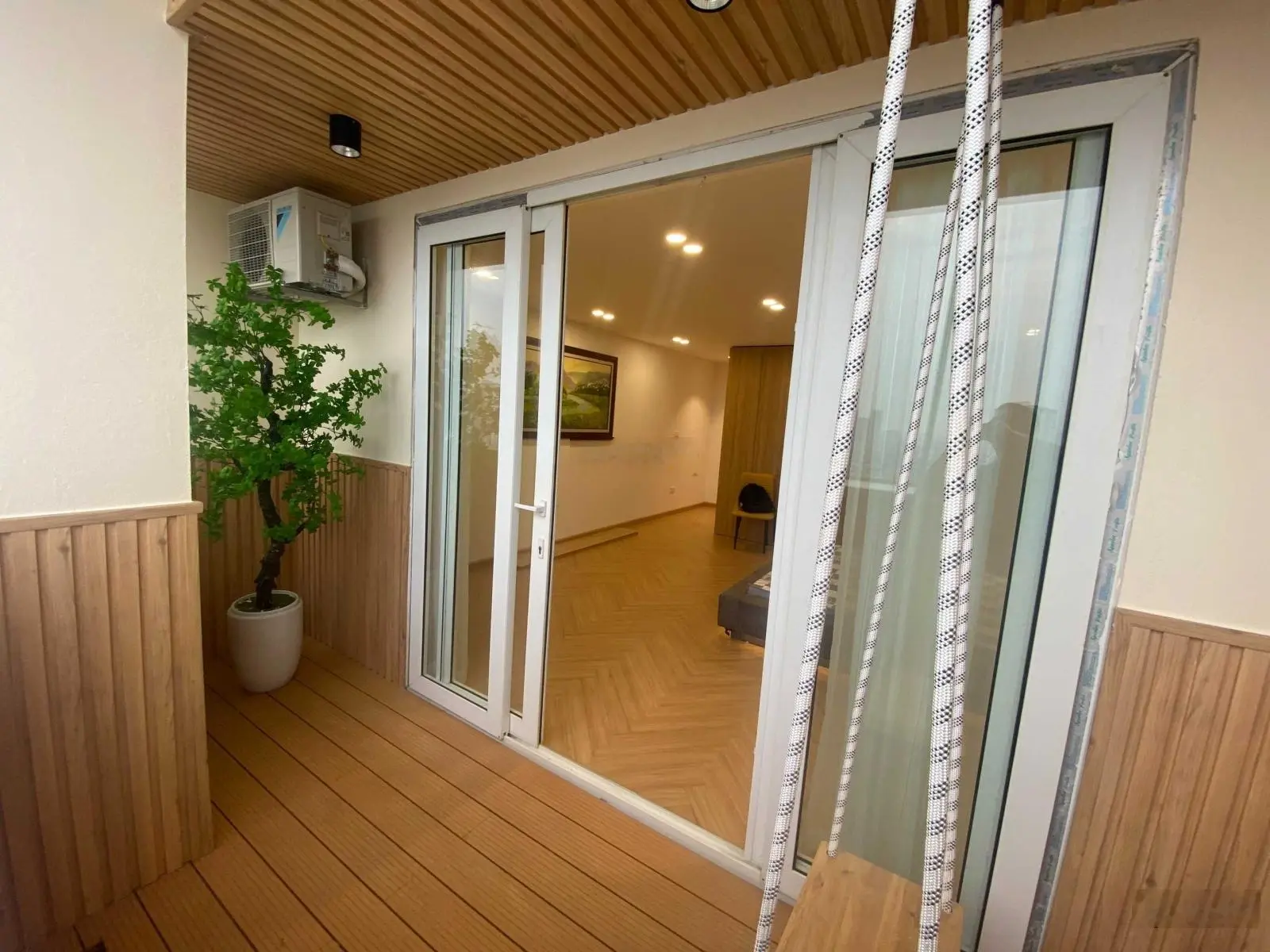 Chuyển nhà xuống biệt thự nên gia đình tôi đang cần bán căn hộ duplex DT 235m2, đầy đủ nội thất
