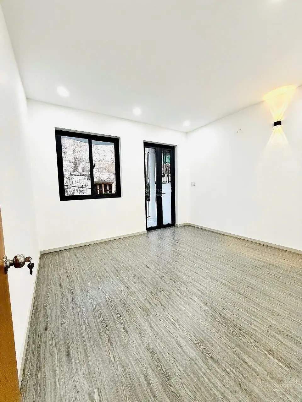 Nhà đẹp đường Hồ Bá Phấn DT 92m2 sát trường Ngô Thời Nhiệm đang cho thuê 15tr/tháng dân cư đông đúc