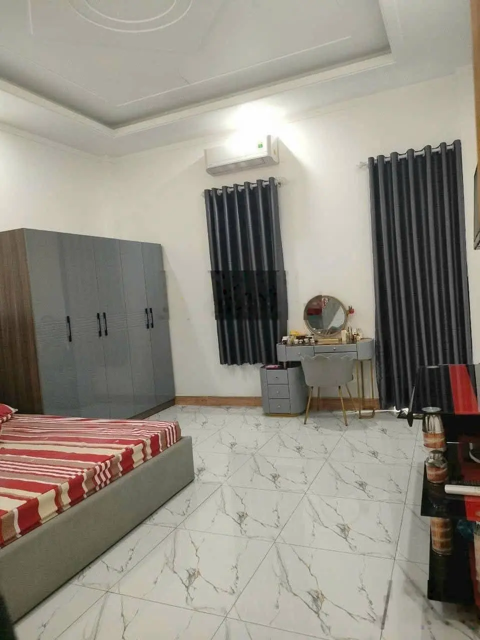 Nhà đẹp 1 trệt 2 lầu khu toa xe sát bên vincom 550 dĩ an